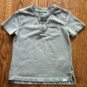 Gap shirt. Short sleeve with 3 buttons and pocket.
